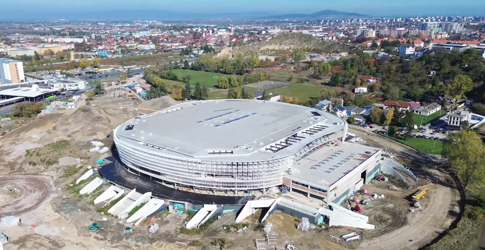 Video: Progres în construcția noii săli polivalente din Brașov, cu peste 11.200 de locuri, aproape de finalizare după întârzieri de peste un an, finanțată cu peste 356,7 milioane de lei din fonduri naționale și locale