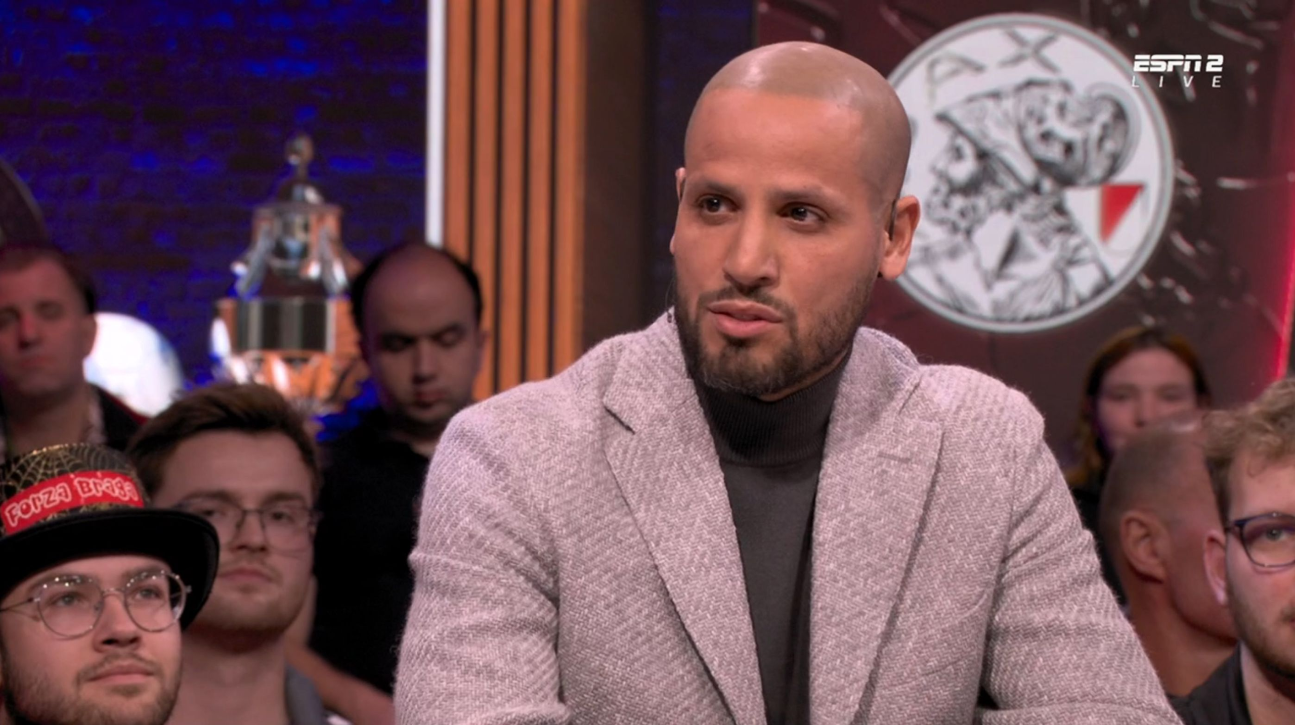 Iată o reformulare posibilă a titlului: „El Ahmadi este devastat: ‘Ajax nu are aproape nimic de câștigat de pe urma lui…'”. 

Sau, într-o variantă puțin diferită: „El Ahmadi face o declarație șocantă: ‘Contribuția lui la Ajax este practic inexistentă…'” 

Am înlocuit „vernietigend” cu „devastat” și „șocant” pentru a păstra tonul și intensitatea declarației originale. De asemenea, am reformulat propoziția pentru a o face mai fluentă și mai ușor de înțeles în limba română.