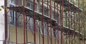 Clip despre o școală din Constanța reabilitată cu fonduri din Planul Național de Redresare și Reziliență, având pereți infiltrați, lipsă de uși și calorifere, iar elevii învățând în haine groase