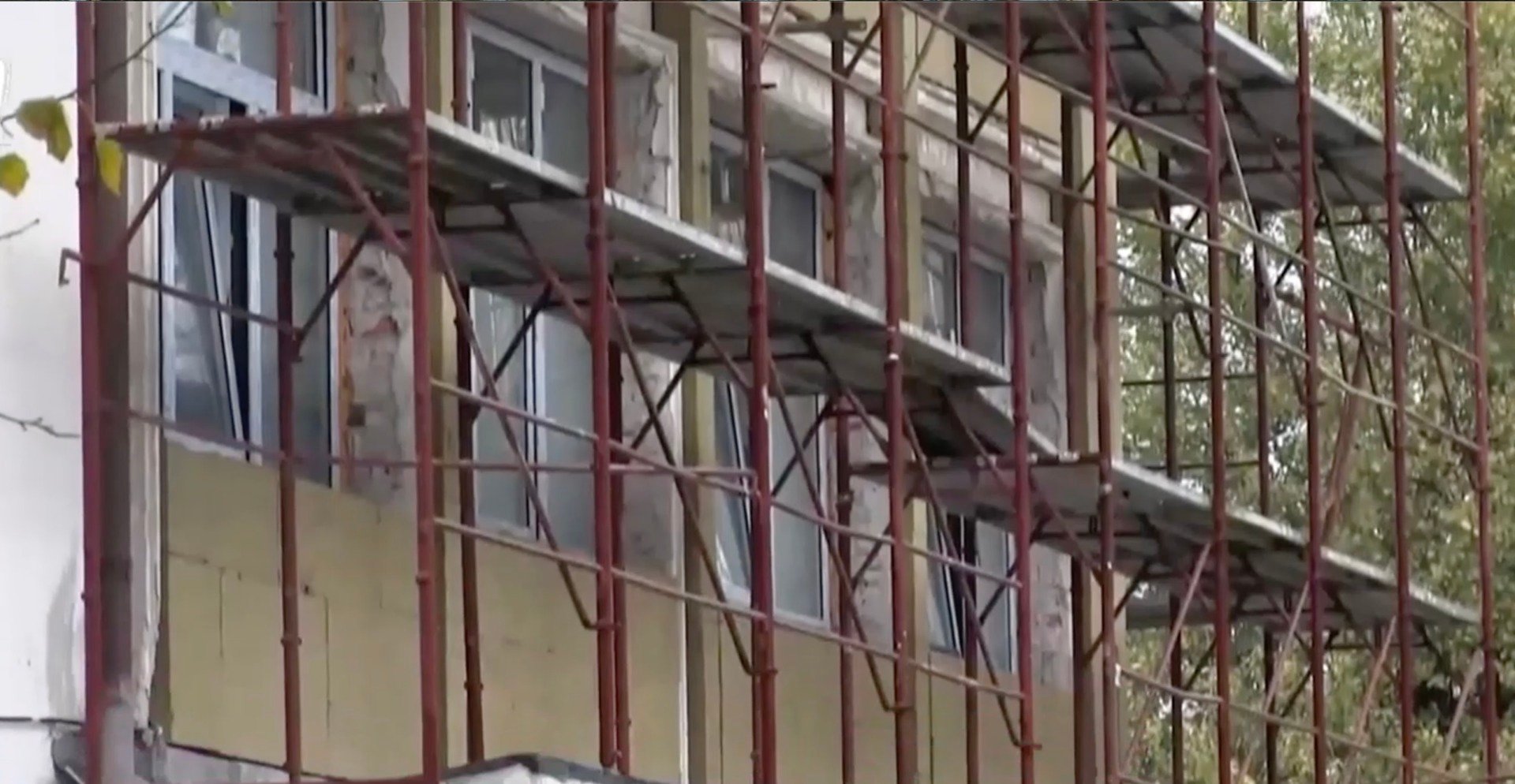 Clip despre o școală din Constanța reabilitată cu fonduri din Planul Național de Redresare și Reziliență, având pereți infiltrați, lipsă de uși și calorifere, iar elevii învățând în haine groase