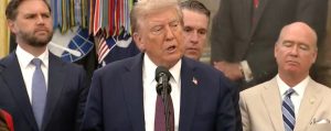 Donald Trump o confruntă dur pe o jurnalistă în timpul zborului cu Air Force One: „Taci, purcelușo!”