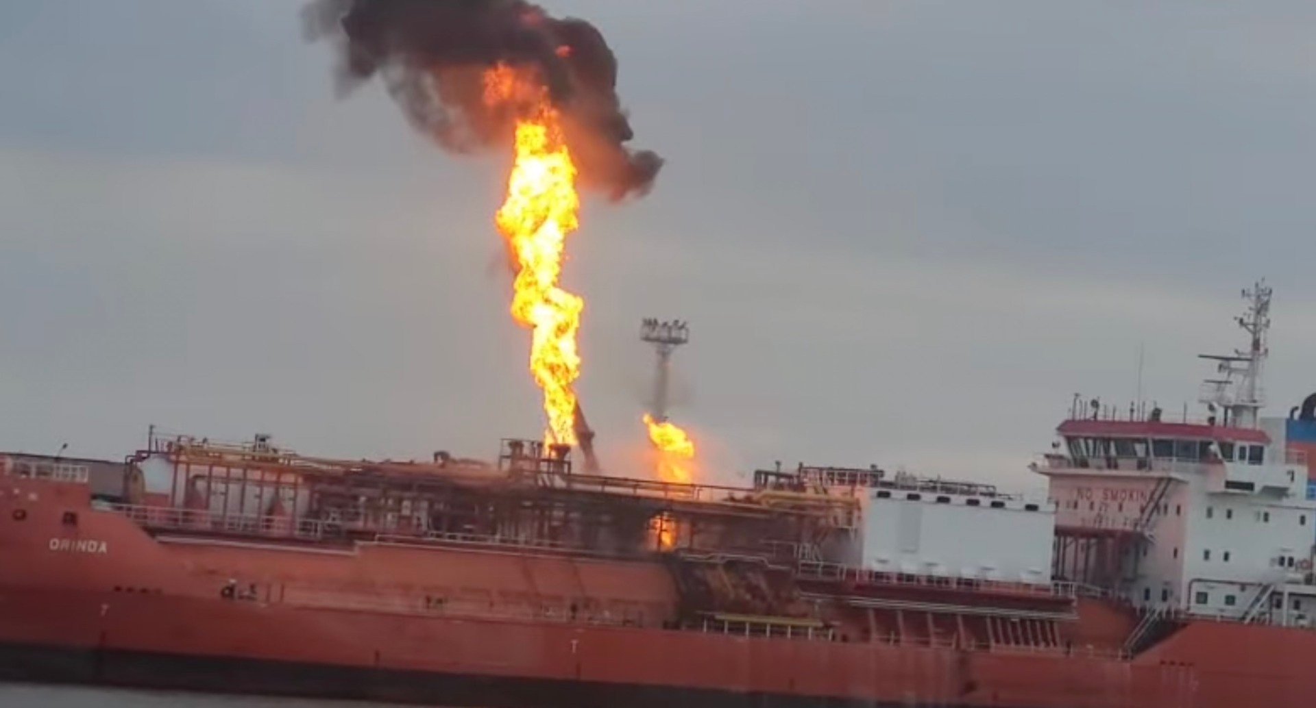 Incendiu puternic la o navă comercială pe Dunăre, după un presupus atac aerian al forțelor militare ruse.