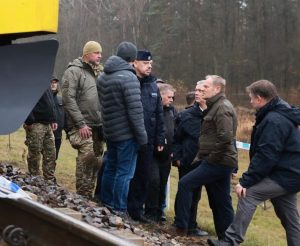 Informație de ultimă oră: Tusk afirmă că un act de sabotaj a fost cauza exploziei ce a deteriorat o linie feroviară esențială pentru livrările Poloniei către Ucraina