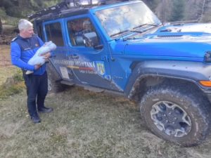 Patru excursioniști și un bebeluș au fost salvați de jandarmi după ce s-au pierdut pe un drum pustiu de munte