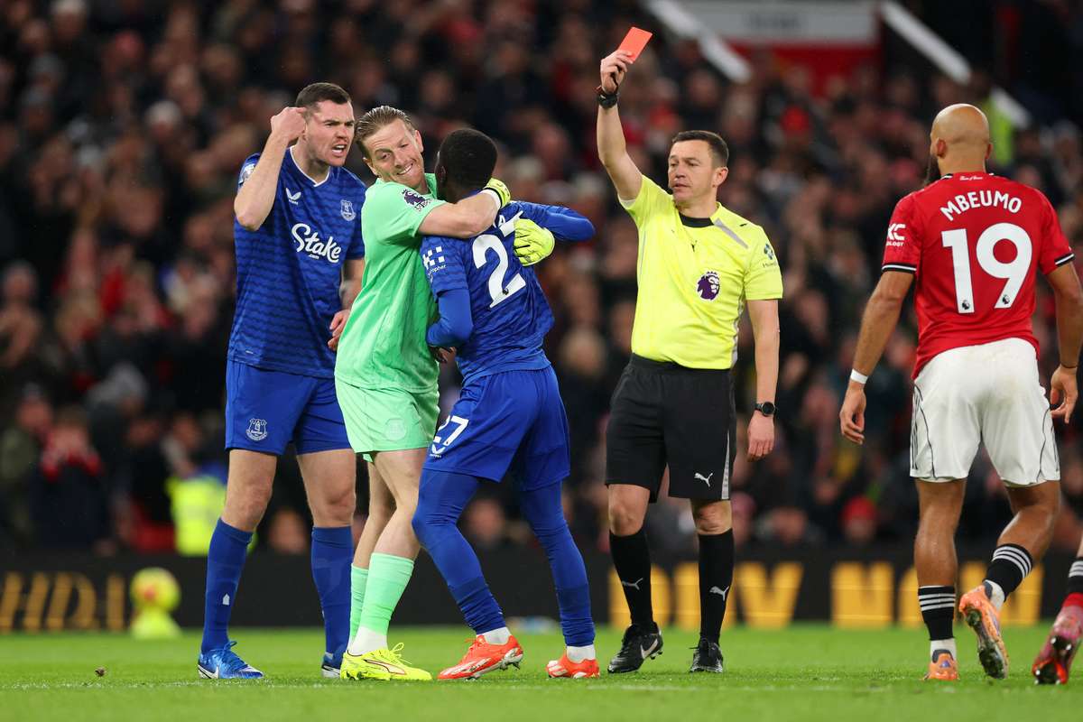 [ad_1] Idrissa Gana Gueye, mijlocașul echipei Everton, a fost eliminat după doar treisprezece minute de joc pe Old Trafford, într-un meci important pentru echipa sa