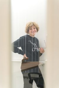 Viceprim-ministrul Oana Gheorghiu: Nimic nu este imposibil atunci când individul contribuie la schimbare, conform capacitatilor sale, într-un colectiv unit.