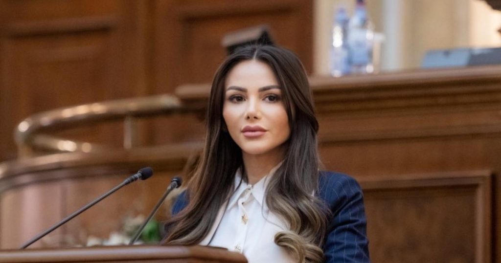 [ad_1] Valentina Aldea, senatoare a partidului politic POT, a fost atacată cu o bară metalică într-un complex de locuințe din București, joi, 20 noiembrie