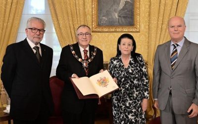 Personal coat of arms presented to the President