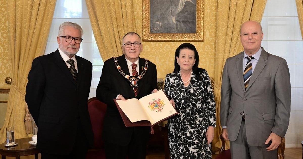 Personal coat of arms presented to the President