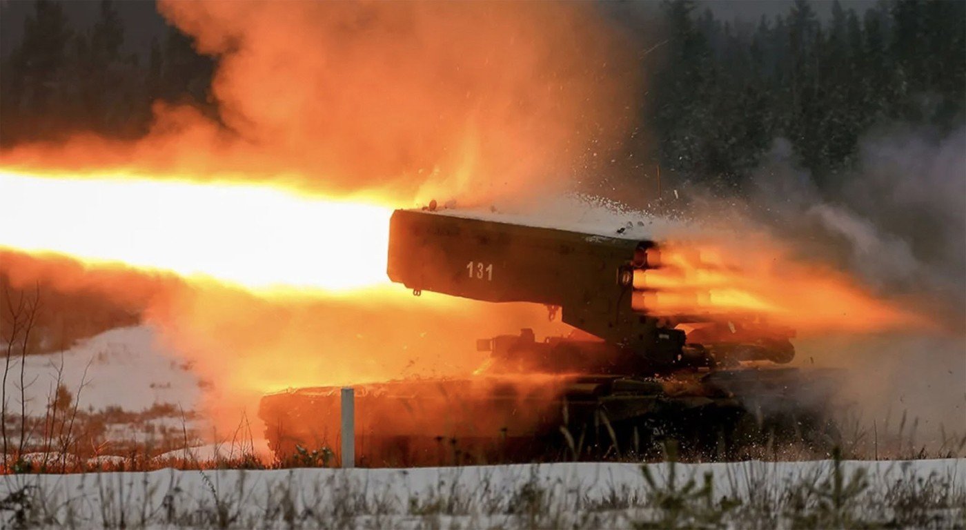 Rusia utilizează pentru prima dată noul aruncător de flăcări TOS-1A, capabil să distrugă drone pe suprafețe de zeci de mii de metri pătrați într-o singură explozie