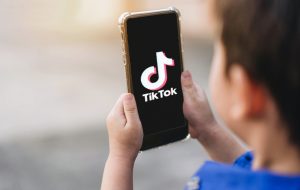TikTok oferă recompense celor ce petrec mai puțin timp pe platforma sa. Cum funcționează mecanismul