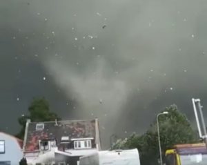 Video: Furtună cu tornadă care a doborât copaci și a avariat locuințe din beton în Brazilia, cu viteze de vânt între 180 și 250 km/h în orașul provincial