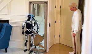 Robotul de menaj, de 70.000 €, creează haos și se lovește de oglinzi în bucătărie