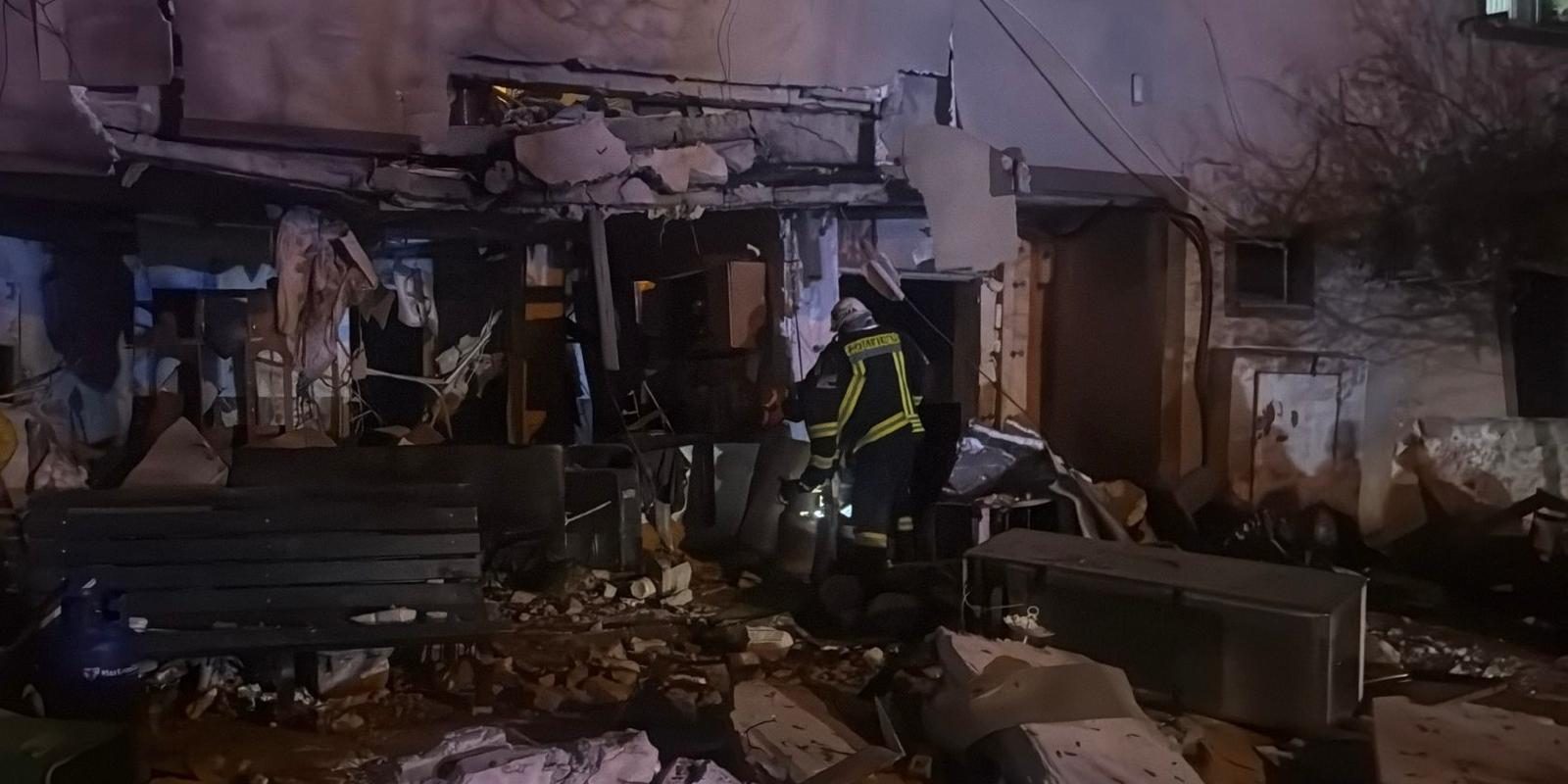 VIDEO Explozie într-un apartament din Buftea. Pompierii caută persoane posibil prinse sub dărâmături / Risc de prăbușire