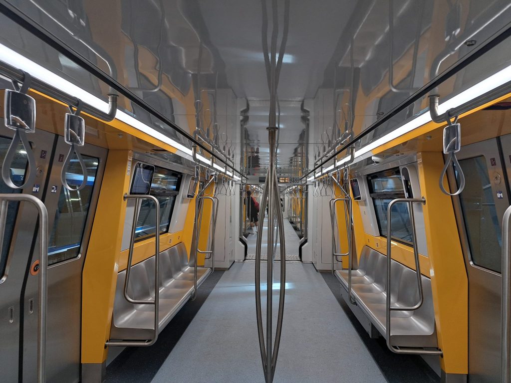 [ad_1] Criza majoră a operatorului rețelei de transport subteran din Capitală: Alstom Transport emergent ca furnizor cu poprire asupra conturilor Metrorex Compania franceză Alstom Transport a decis să poprimeze conturile Metrorex, în contextul unui conflict deschis asupra livrării și punerii în funcțiune a celor 13 trenuri Metropolis pentru Magistrala M5 Drumul Taberei – Eroilor, achiziționate în 2020