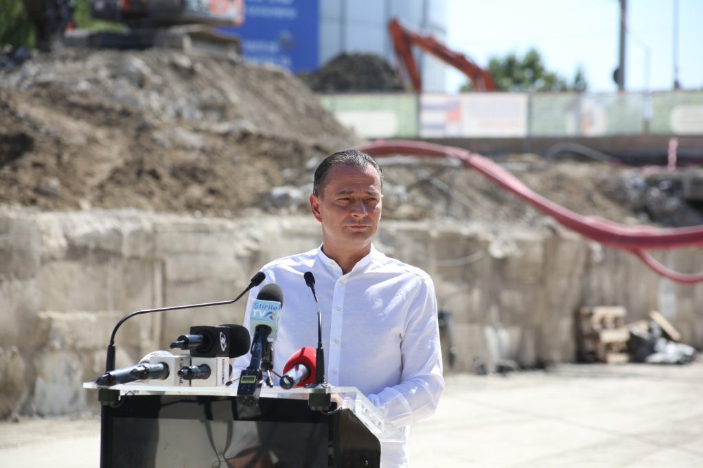 [ad_1] Primarul Sectorului 4, Daniel Băluță, afirmă că cel mai important aspect în aceste momente este siguranța centrului orașului, iar lucrările de infrastructură avansează foarte rapid