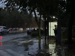 Meteorologii anunță ploi abundente și rafale de vânt până duminică dimineața, cu lapoviță și zăpadă în zone montane; avertizare de cod galben de precipitații în județele Mehedinți și Gorj