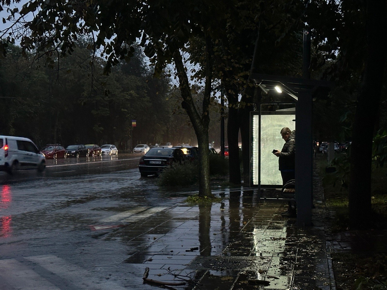 Meteorologii anunță ploi abundente și rafale de vânt până duminică dimineața, cu lapoviță și zăpadă în zone montane; avertizare de cod galben de precipitații în județele Mehedinți și Gorj