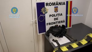 Cetățean bulgar reținut la frontieră cu 3,7 kg de metamfetamină și pseudoefedrină, ascunse în cotiera și portbagajul vehiculului său