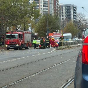 Un camion a atins firul de contact al tramvaielor din București, provocând rănirea unei femei și blocând șase linii de transport public