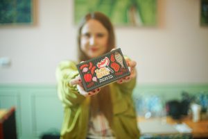 Interviu cu Diana Duca despre cum a transformat masa tradițională românească în sursă de inspirație pentru un joc de roast: „Românii au un obicei național de a face glume îndrăznețe la masă”