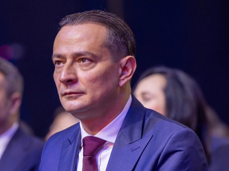 [ad_1] În studioul unei emisiuni de la Prima TV, condusă de Sebastian Zachmann, Daniel Băluță s-a poziționat fără echivoc drept singurul candidat care se opune sistemului politic la alegerile pentru Primăria Capitalei