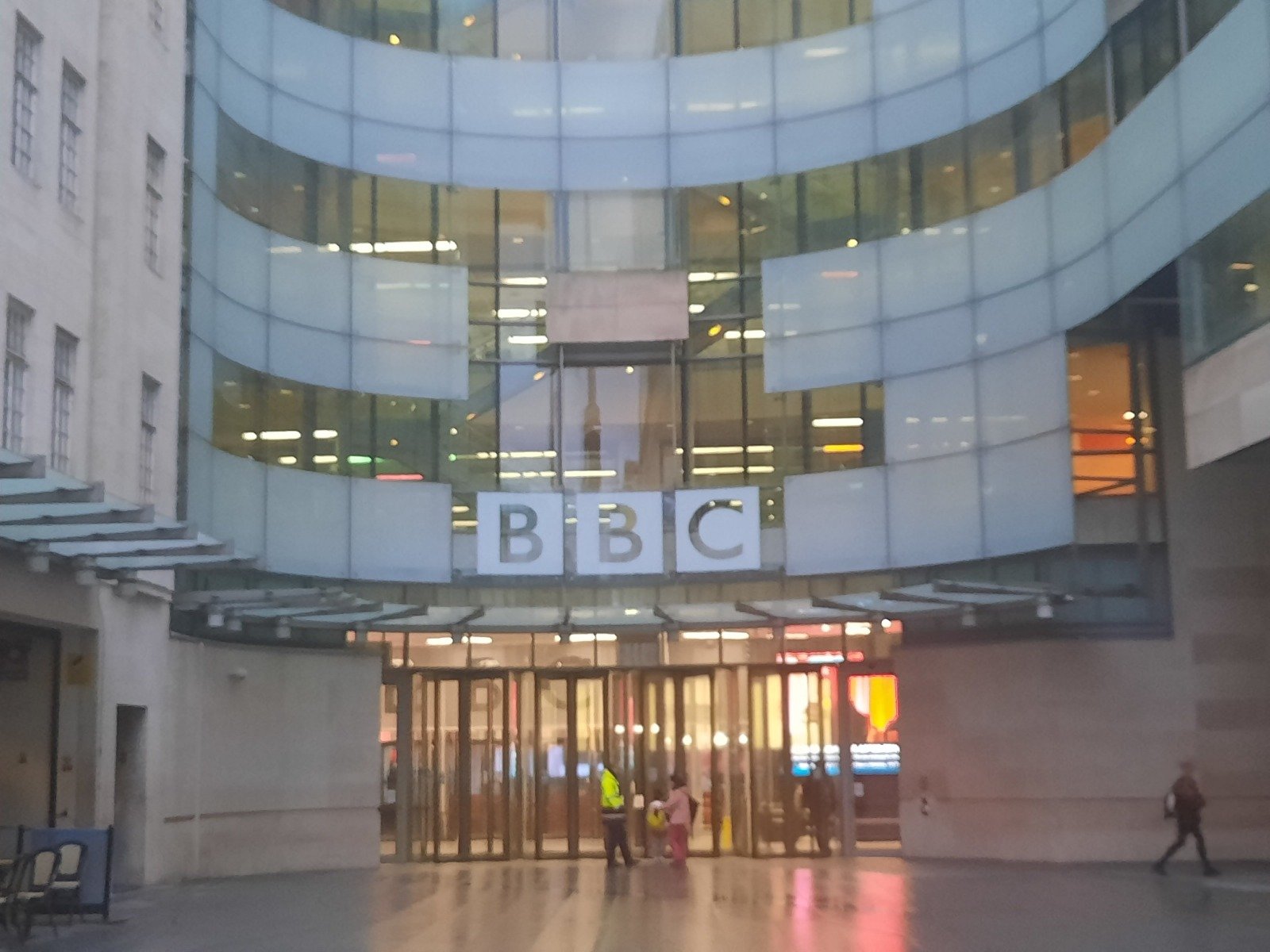 Trump poursuivra sa action en justice contre la BBC : Trois experts expliquent pourquoi il pourrait rencontrer des obstacles à la victoire (Analyse d’une chaîne d’informations anglaise)