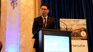 Interviu exclusiv cu Peter Bae, CEO al Hanwha Aerospace România, despre contractul de 3 miliarde de euro pentru vehiculele blindate ale infanteriei: un transfer de tehnologie fără precedent, cu o localizare de 70% a componentelor, și termenul de finalizare până în 2030 / Alegerea vehiculului Lynx implică dependența de lanțul logistic din Ungaria