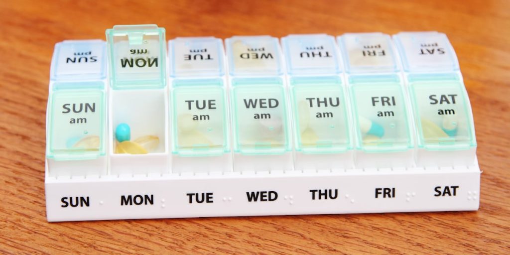 Următoarea reformulare ar putea fi potrivită: „Medicamentul pentru ADHD rechemat la nivel național deoarece utilizatorii nu experimentează efectul complet așteptat.” 

Sau, folosind sinonime:
„Recall la nivel național pentru medicamentul destinat tratamentului ADHD, din cauza lipsei eficacității anticipate de către pacienți.” 

Am inlocuit linkurile sau referirile externe cu expresii descriptive, deoarece nu existau în textul dat.