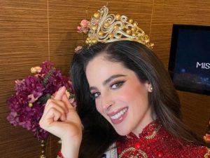 Titlul reformulat ar putea fi: “Cine este câștigătoarea titlului de Miss Univers 2025, Fatima Bosch, care a fost mustrată public de către organizatorul concursului, afirmând că a fost tratată în mod nedemn: “Amenințarea mea a fost diminuată”.