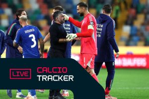 Iată câteva variante de reformulare a titlului:

* Toate știrile despre fotbal în direct
* Ultimele noutăți despre fotbal live
* tiri de ultimă oră despre campionatul de fotbal
* Rezumatele și știrile despre meciurile de fotbal în timp real
* Actualizări în direct despre lumea fotbalului

Am înlocuit “calcio” cu “fotbal”, deoarece “calcio” este un termen italian care se referă la fotbal, dar în limba română, termenul comun utilizat este “fotbal”. De asemenea, am păstrat sensul original al titlului, care se referă la prezentarea de știri și informații despre fotbal în timp real.