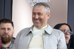 Iată o variantă reformulată a titlului: “Studii universitare, o investiție costisitoare! Un expert l-a comparat cu un tehnician dintr-un campionat de elită al fotbalului internațional”.