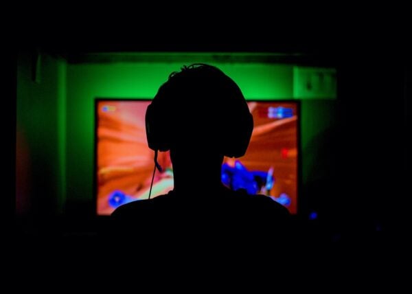 Avertisment Europol: Elevii, atrași pe platforme de gaming pentru a comite acte violente în numele mafiei sau în cadrul războiului hibrid