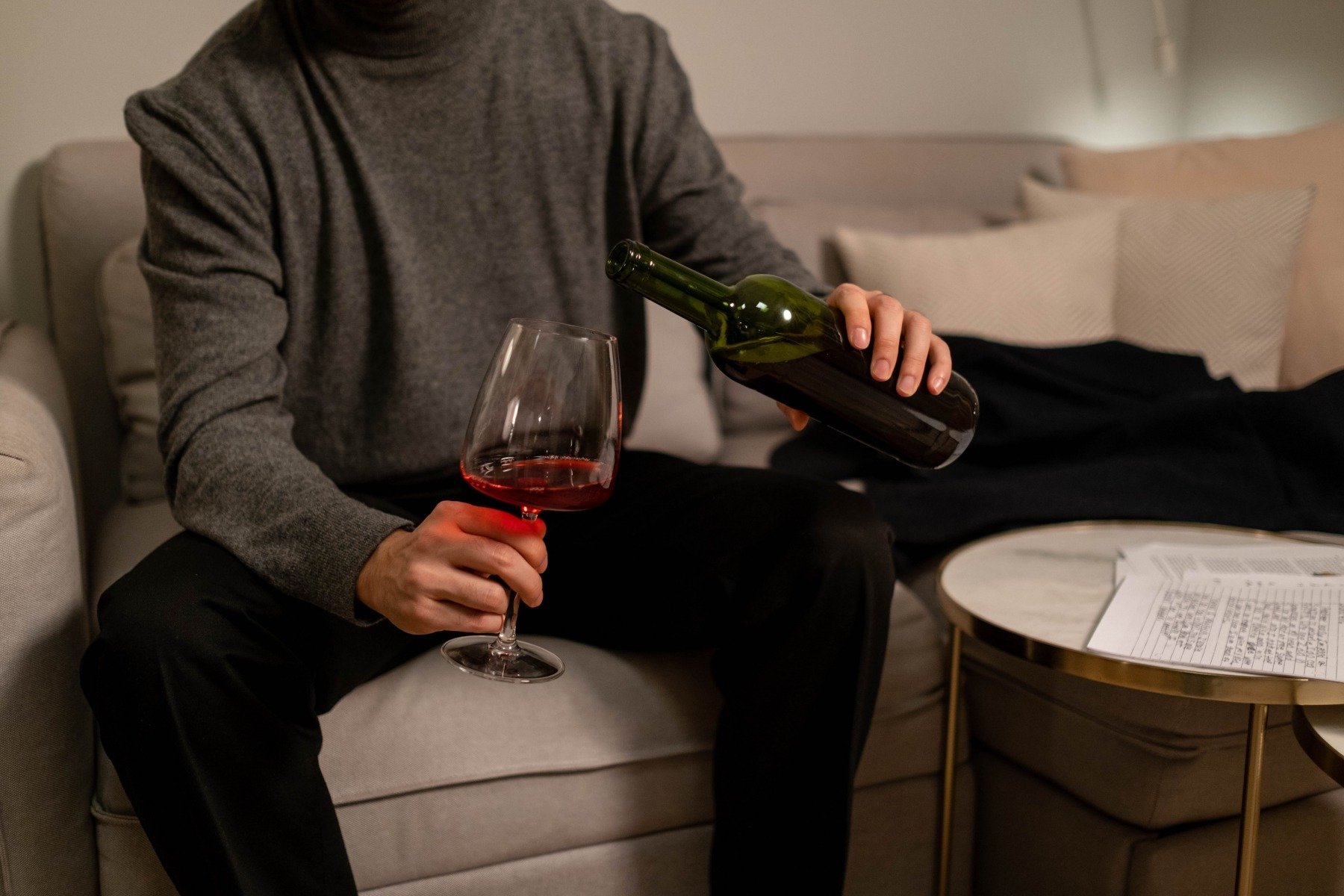 [ad_1] Un bar specializat în cocktailuri se apără motivând că nu acceptă clienți individuali, susținând că această măsură este pentru siguranța tuturor