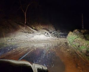 Drum județean din Prahova blocat din cauza unei alunecări de teren cauzate de ploile torențiale din ultimele ore