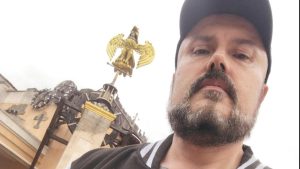 „Cum a devenit vampirul parizian dependent de carne umană”