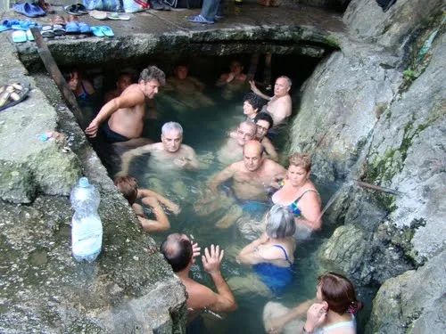 Pericole majore pentru utilizatorii băilor termosulfuroase din Băile Herculane: riscul reactivării unor afecțiuni din cauza radioactivității apei și limitările pentru activități recreative în băile termale