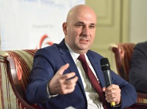 Conducerea Hidroelectrica dorește să încheie o asigurare de valoare ridicată pentru a se proteja împotriva posibilelor erori ale conducerii și administratorilor. Care va fi costul acestui angajament pentru companie?

sau

Compania Hidroelectrica intenționează să obțină o asigurare de valoare considerabilă pentru a-și acoperi eventualele riscuri legate de deciziile luate de conducere și administratori. Suma pe care urmează să o plătească pentru această protecție financiară este încă necunoscută.

sau

Într-un efort de a se proteja împotriva consecințelor financiare ale unor decizii potențial defectuoase, conducerea Hidroelectrica este pe cale să încheie o poliță de asigurare cu o valoare semnificativă. Întrebarea care se pune este ce costuri va avea această asigurare pentru bugetul companiei.

Aceste reformulări păstrează esența informației originale, folosind sinonime și restructurând propozițiile pentru a oferi variante diferite ale titlului.