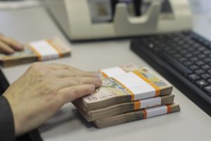 Contabil suspectat că a furat 1,2 milioane de lei din conturile a două școli din București și a efectuat peste 200 de transferuri bancare în contul său personal în ultimii șase ani