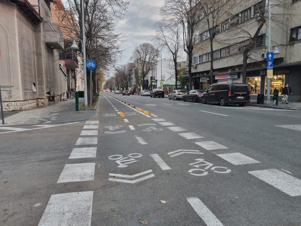 [ad_1] O tânără de 19 ani din județul Alba a fost implicată într-un accident pe pista de biciclete din Turda, Cluj, după ce a intrat cu mașina pe această cale destinată bicicliștilor