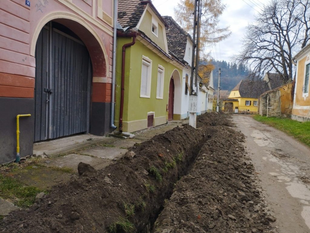 Modernizarea rețelei electrice în Biertan, sit UNESCO, suspendată temporar din cauza temerilor de deteriorare a peisajului satului