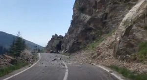 Trafic oprit temporar pe Transfăgărășan din cauza căderii unor stânci pe partea carosabilă