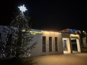 Brad de Crăciun dintr-un cartier din Suceava, decorat și cu lumini aprinse, demontat din cauza pericolului de a cădea asupra pietonilor