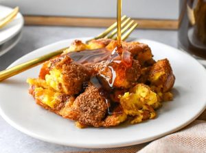 Budincă de French Toast la cuptor, un desert matinal pentru conviețuirea cu cei dragi, aromat cu sirop de arțar și fructe proaspete