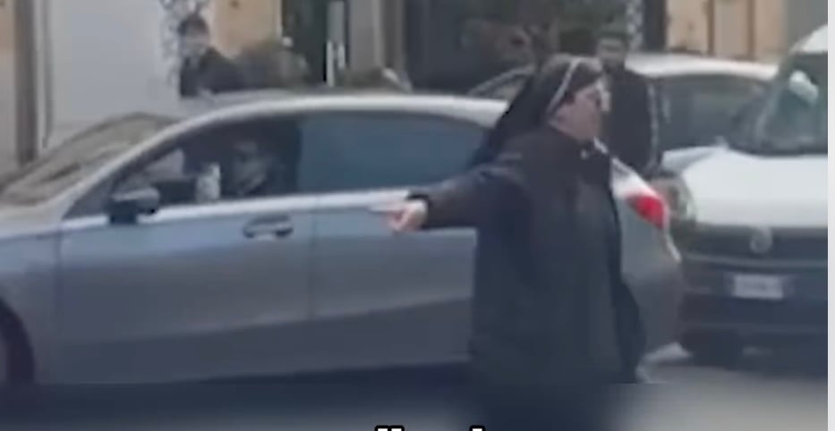 Video: O călugăriță cu pantofi sport gestionează traficul în Roma, punând capăt haosului și zgomotului stradal prin dirijarea voluntară a circulației