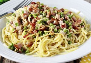 Cina de Vinerea Mare: Spaghetti cu bacon, mazăre și sos de smântână – o variantă apropiată de carbonara, dar cu diferențe de ingrediente