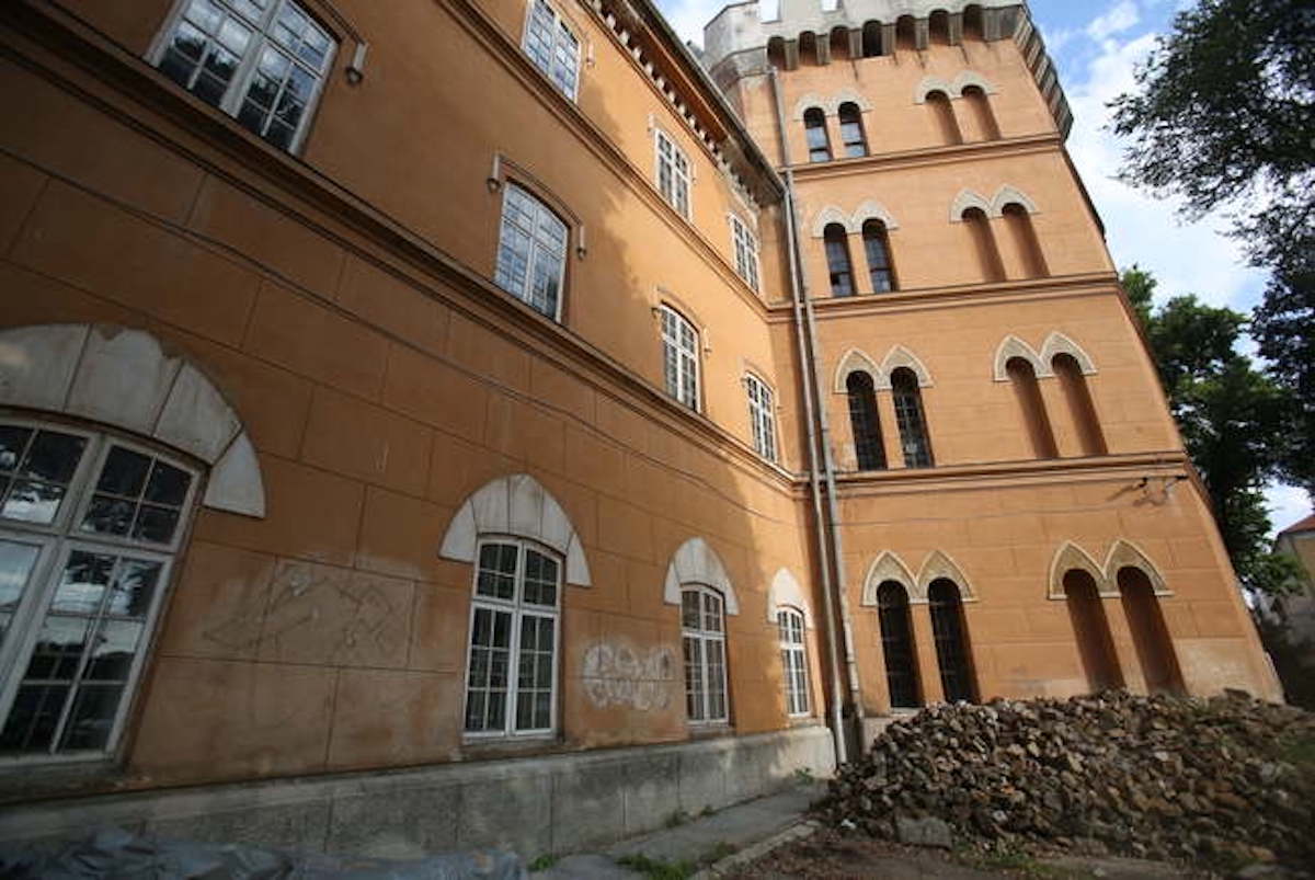 Ziduri din secolul al XIV-lea deschise în timpul restaurării Castelului Huniade din Timișoara, fostă reședință regală a regelui Carol Robert de Anjou