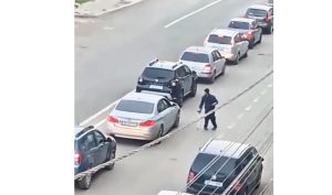 VIDEO: Polițist din Brașov surprinde un cerșetor care se „vindecă” miraculos, scapând brusc de șchiopătat într-o parcare departe de priviri / « Hai să nu mai alimentăm acest spectacol ieftin! »