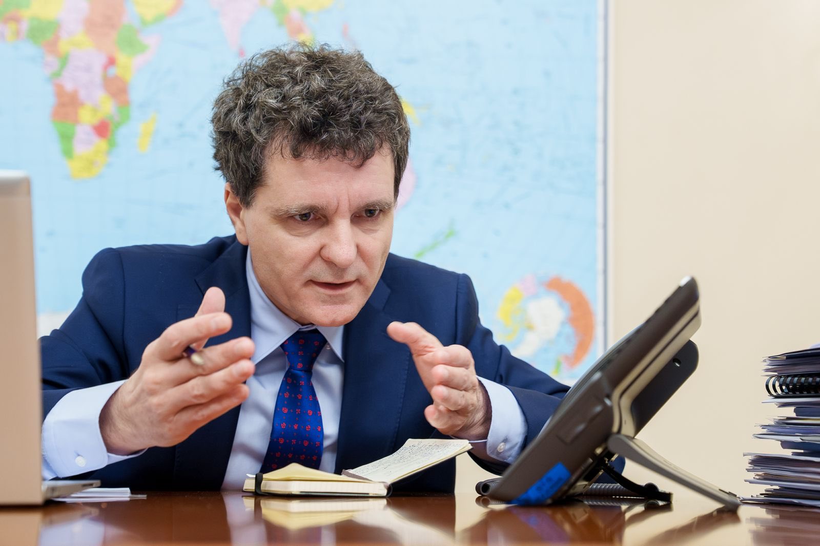 Nicușor Dan afirmă că legislația îi interzice să comenteze comportamentul celor doi candidați la primăria sectorului în contextul relației cu mafia imobiliară / Se dispută o competiție în patru pentru postul de primar general