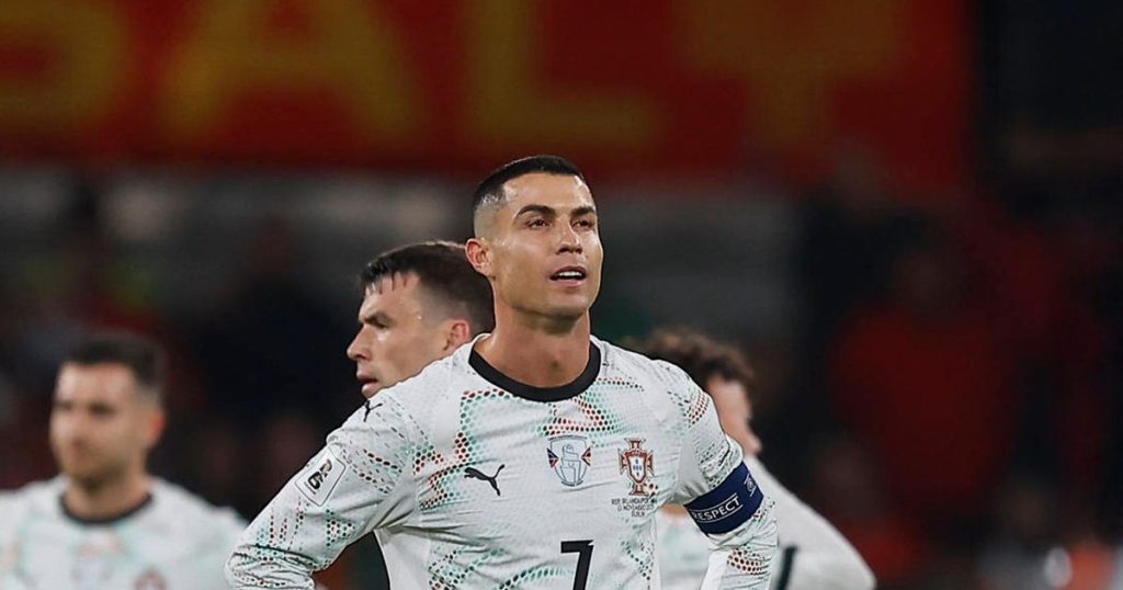 Iată o reformulare a titlului: „Rușine națională” – Cristiano Ronaldo, aspru criticat în țara natală după eliminarea dramatică împotriva Irlandei, acuzat de „comportament exagerat”